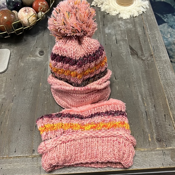 Snow beanie cap with mask /pom-Pom top and matching neck warmer - Picture 5 of 5